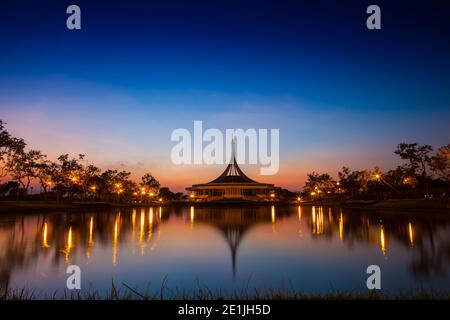 Nacht Garten Landschaft Blick Reflexion auf dem Wasser Stockfoto