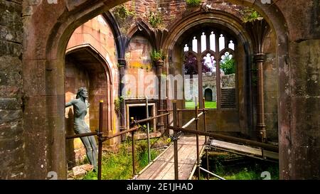 VERLASSEN & ABGELEHNT - CHRISTUS UNGEKREUZIGT - BROUGHAM HALL, Penrith, Cumbria, England. -------- Bei der Restaurierung 2017. Diese religiöse christliche Gestalt Jesu Christi (ohne Kreuz) stand damals in einem unrestaurierten Bereich des Gebäudes gegen eine Mauer. Erbaut und über einen langen Zeitraum aus dem 13. Jahrhundert hinzugefügt. Es wurde vor dem Verderbnis im Jahr 1985 gerettet und ist heute eines der größten Landhausrestaurierungsprojekte. Die Halle wurde 1985 von Christopher Terry gekauft und 1986 von ihm zum Preis von einem Pfefferkorn an den Brougham Hall Charitable Trust übergeben Stockfoto