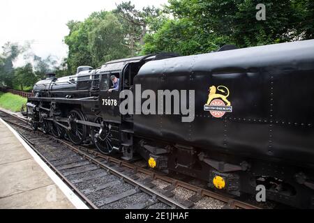 Ex British Railways Standard Class 4MT Dampflokomotive Nummer 75078 4-6-0 in Dampf an der Oxenhope Station auf Keighley & Worth Valley Heritage Linie Stockfoto