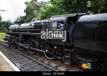 Ex British Railways Standard Class 4MT Dampflokomotive Nummer 75078 4-6-0 in Dampf an der Oxenhope Station auf Keighley & Worth Valley Heritage Linie Stockfoto