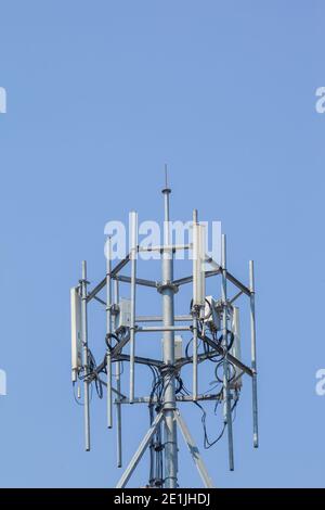 Telekommunikationsantenne unter klarem Himmel Stockfoto