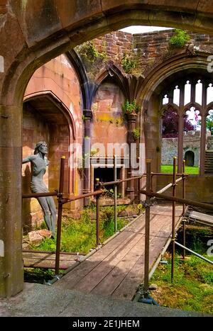 VERLASSEN & ABGELEHNT - CHRISTUS UNGEKREUZIGT - BROUGHAM HALL, Penrith, Cumbria, England. -------- Bei der Restaurierung 2017. Diese religiöse christliche Gestalt Jesu Christi (ohne Kreuz) stand damals in einem unrestaurierten Bereich des Gebäudes gegen eine Mauer. Erbaut und über einen langen Zeitraum aus dem 13. Jahrhundert hinzugefügt. Es wurde vor dem Verderbnis im Jahr 1985 gerettet und ist heute eines der größten Landhausrestaurierungsprojekte. Die Halle wurde 1985 von Christopher Terry gekauft und 1986 von ihm zum Preis von einem Pfefferkorn an den Brougham Hall Charitable Trust übergeben Stockfoto