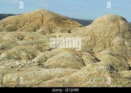 Buzau County, Rumänien. Landschaft, die von den Schlammvulkanen (vulcanii noroiosi) gebildet wird. Stockfoto