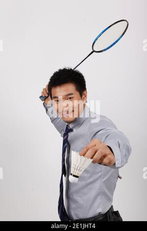 Ein Geschäft Training mit Mann spielen Badminton hochwertige Foto Stockfoto