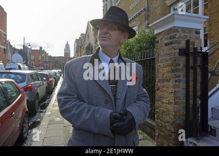 Superfan Clive Daly steht vor Bowies Kinderheim in der 40 Stansfield Road in Brixton, London Stockfoto