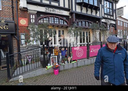 David Bowie, gedenkfeiern vor dem ehemaligen Three Tuns Public House, Beckenham, London, Großbritannien, nach seinem Tod im Januar 2016 Stockfoto