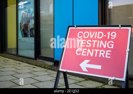 Southend on Sea, Essex, Großbritannien. Januar 2021. Unterschreiben Sie für das COVID 19 Testing Center in Southend on Sea, Essex, Großbritannien. LFD-Testzentrum (Lateral Flow Device Testing) am Universitätsplatz Stockfoto