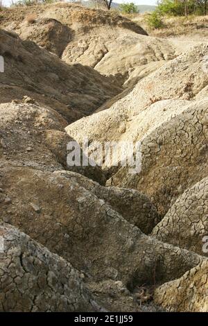 Buzau County, Rumänien. Landschaft, die von den Schlammvulkanen (vulcanii noroiosi) gebildet wird. Stockfoto