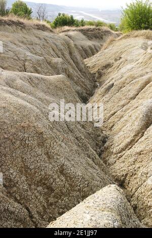 Buzau County, Rumänien. Landschaft, die von den Schlammvulkanen (vulcanii noroiosi) gebildet wird. Stockfoto