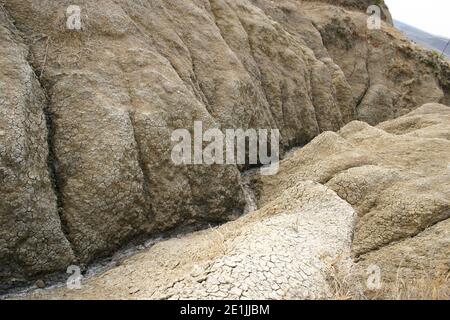 Buzau County, Rumänien. Landschaft, die von den Schlammvulkanen (vulcanii noroiosi) gebildet wird. Stockfoto