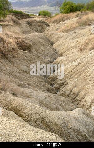 Buzau County, Rumänien. Landschaft, die von den Schlammvulkanen (vulcanii noroiosi) gebildet wird. Stockfoto