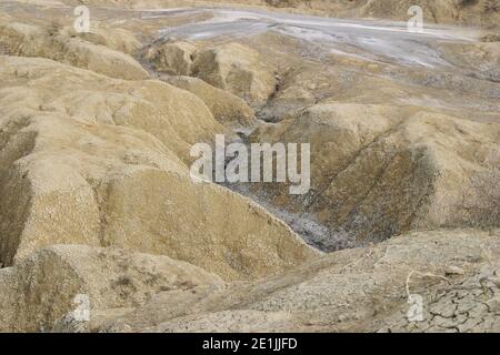 Buzau County, Rumänien. Landschaft, die von den Schlammvulkanen (vulcanii noroiosi) gebildet wird. Stockfoto