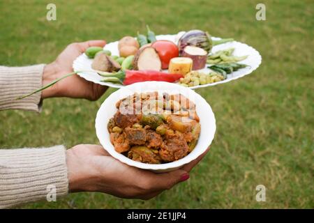 Lady Woman Hand hält Undhiyu eine authentische Winter Sankrant Food Gericht hausgemachte mit allen Zutaten verwendet, um das Gericht vorzubereiten. Spezielle Winter s Stockfoto