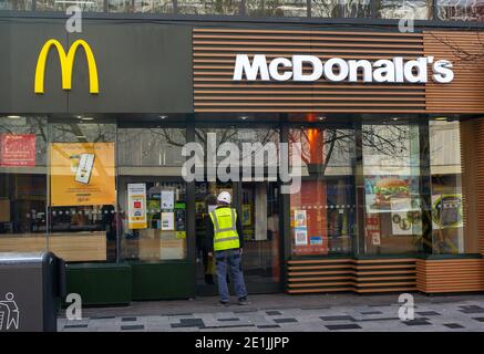 Slough, Berkshire, Großbritannien. Januar 2021. Ein Bauarbeiter ist enttäuscht, dass McDonald's nun geschlossen ist. Slough war heute am zweiten Tag der neuen Covid-19 Nationalsperre viel ruhiger als sonst. Die Zahl der positiven Covid-19-Fälle in Slough ist außer Kontrolle geraten. Für die sieben Tage bis zum 2. Januar 2021 waren die Zahlen pro 100,000 für Slough 1064.6 gegenüber 722.2. Die durchschnittliche Zahl in ganz England ist nur 606.9 für den gleichen Zeitraum. Quelle: Maureen McLean/Alamy Live News Stockfoto