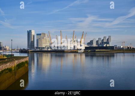 Londons O2 Arena und eine extrem ruhige Themse bei Wintersonne. Fotografiert von der Blue Bridge, Isle of Dogs, 7. Januar 2021 Stockfoto