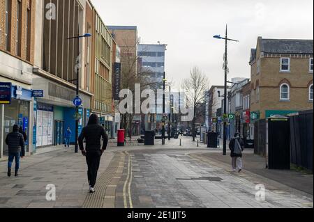 Slough, Berkshire, Großbritannien. Januar 2021. Slough war heute am zweiten Tag der neuen Covid-19 Nationalsperre viel ruhiger als sonst. Die Zahl der positiven Covid-19-Fälle in Slough ist außer Kontrolle geraten. Für die sieben Tage bis zum 2. Januar 2021 waren die Zahlen pro 100,000 für Slough 1064.6 gegenüber 722.2. Die durchschnittliche Zahl in ganz England ist nur 606.9 für den gleichen Zeitraum. Quelle: Maureen McLean/Alamy Live News Stockfoto