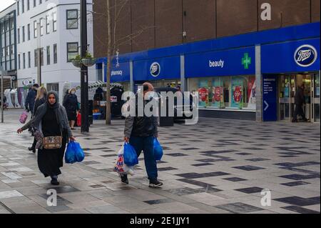 Slough, Berkshire, Großbritannien. Januar 2021. Slough war heute am zweiten Tag der neuen Covid-19 Nationalsperre viel ruhiger als sonst. Die Zahl der positiven Covid-19-Fälle in Slough ist außer Kontrolle geraten. Für die sieben Tage bis zum 2. Januar 2021 waren die Zahlen pro 100,000 für Slough 1064.6 gegenüber 722.2. Die durchschnittliche Zahl in ganz England ist nur 606.9 für den gleichen Zeitraum. Quelle: Maureen McLean/Alamy Live News Stockfoto