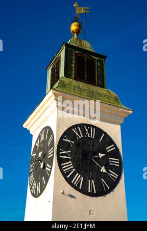 Blick auf den alten Uhrenturm der Festung Petrovaradin in Novi Sad, Serbien Stockfoto