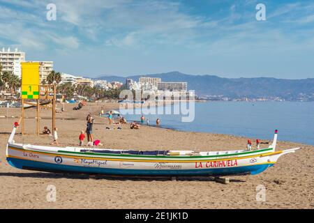 Benalmadena-Costa, Costa del Sol, Provinz Malaga, Andalusien, Südspanien. Blick über den Strand von Fuente de la Salud in Richtung Torremolinos. Der Stockfoto