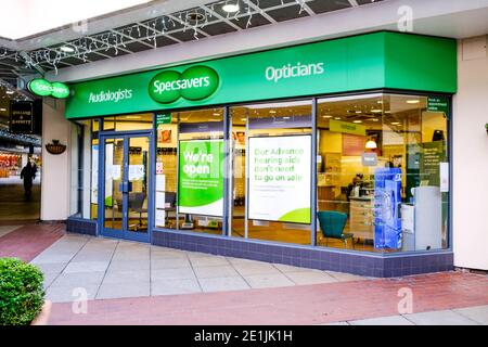 Leatherhead Surrey, London UK Januar 07 2021, High Street Branch of Specsavers Optikers Shop Front with Logo and No People Stockfoto