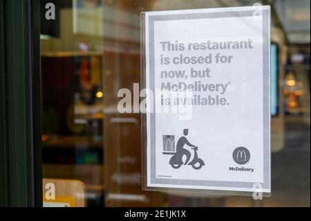 Slough, Berkshire, Großbritannien. Januar 2021. Ein geschlossenes Schild im McDonald's-Fenster. Slough war heute am zweiten Tag der neuen Covid-19 Nationalsperre viel ruhiger als sonst. Die Zahl der positiven Covid-19-Fälle in Slough ist außer Kontrolle geraten. Für die sieben Tage bis zum 2. Januar 2021 waren die Zahlen pro 100,000 für Slough 1064.6 gegenüber 722.2. Die durchschnittliche Zahl in ganz England ist nur 606.9 für den gleichen Zeitraum. Quelle: Maureen McLean/Alamy Live News Stockfoto