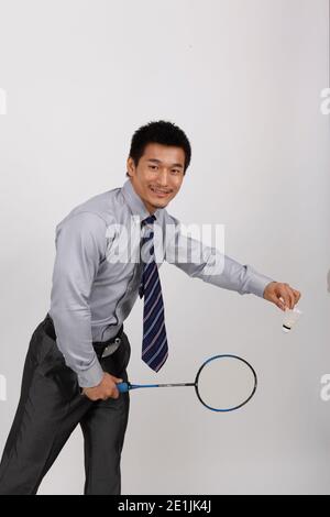 Ein Geschäft Training mit Mann spielen Badminton hochwertige Foto Stockfoto