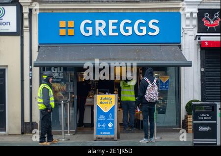 Slough, Berkshire, Großbritannien. Januar 2021. Bauarbeiter Schlange für ihr Mittagessen in Greggs. Slough war heute am zweiten Tag der neuen Covid-19 Nationalsperre viel ruhiger als sonst. Die Zahl der positiven Covid-19-Fälle in Slough ist außer Kontrolle geraten. Für die sieben Tage bis zum 2. Januar 2021 waren die Zahlen pro 100,000 für Slough 1064.6 gegenüber 722.2. Die durchschnittliche Zahl in ganz England ist nur 606.9 für den gleichen Zeitraum. Quelle: Maureen McLean/Alamy Live News Stockfoto