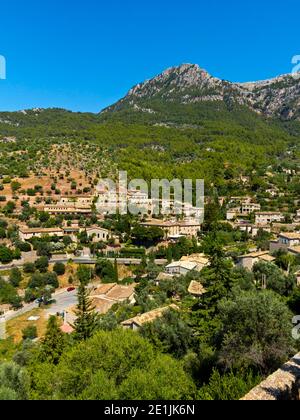 Häuser in Deia ein kleines Küstendorf in der Serra De Tramuntana Berge im Nordwesten Mallorcas Spanien berühmt für Seine musikalischen und literarischen Bewohner Stockfoto