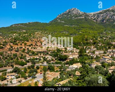 Häuser in Deia ein kleines Küstendorf in der Serra De Tramuntana Berge im Nordwesten Mallorcas Spanien berühmt für Seine musikalischen und literarischen Bewohner Stockfoto