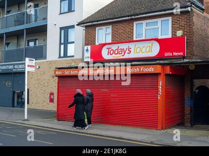 Slough, Berkshire, Großbritannien. Januar 2021. Die Fensterläden waren unten in einem lokalen Geschäft. Slough war heute am zweiten Tag der neuen Covid-19 Nationalsperre viel ruhiger als sonst. Die Zahl der positiven Covid-19-Fälle in Slough ist außer Kontrolle geraten. Für die sieben Tage bis zum 2. Januar 2021 waren die Zahlen pro 100,000 für Slough 1064.6 gegenüber 722.2. Die durchschnittliche Zahl in ganz England ist nur 606.9 für den gleichen Zeitraum. Quelle: Maureen McLean/Alamy Live News Stockfoto