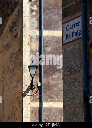 Straße in Deia ein kleines Küstendorf in der Serra De Tramuntana Berge im Nordwesten Mallorcas Spanien berühmt für Seine musikalischen und literarischen Bewohner Stockfoto