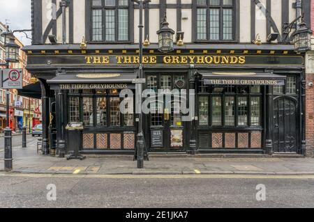 Das öffentliche Haus der drei Greyhounds in der Greek Street, Soho. Stockfoto