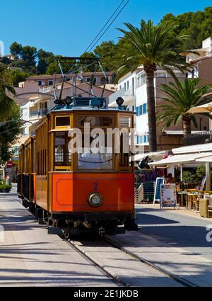 Straßenbahn 2 auf der Trambahn Tranvia de Soller, die zwischen Port de Soller und Soller im Nordwesten Mallorcas in Spanien verkehrt, wurde die Strecke 1913 eröffnet. Stockfoto