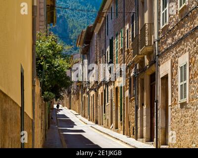 Blickrichtung Blick auf eine typische schmale Straße in Soller, einer Bergstadt an der Nordwestküste Mallorcas auf den Balearen Spaniens. Stockfoto