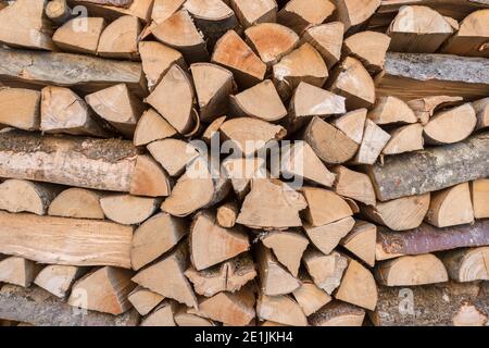 Gestapelte Holzstämme Formen ein Hintergrundbild. Stockfoto