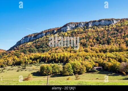 Französische Landschaft. Leoncel: Blick auf die Höhen des Vercors, die Marschhügel und das Tal Val de Drome in Frankreich Stockfoto