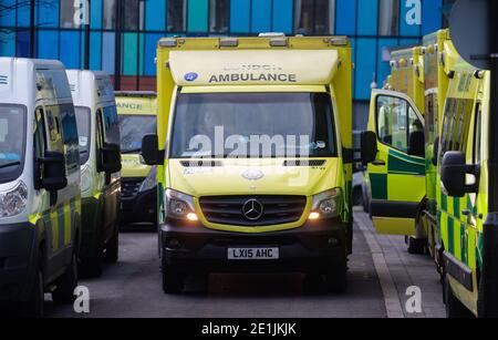 London, Großbritannien. Januar 2020. Krankenwagenlinien außerhalb des Royal London Hospital, da der NHS unter starkem Druck steht, da die Fälle von Covid-19 zunehmen. Das Vereinigte Königreich ist nach dem großen Anstieg der Covid-Fälle in eine nationale Lockdown-Liste übergegangen. Im Vereinigten Königreich gab es über 2.8 Millionen bestätigte Fälle mit über 77,000 Todesfällen. Kredit: Mark Thomas/Alamy Live Nachrichten Stockfoto