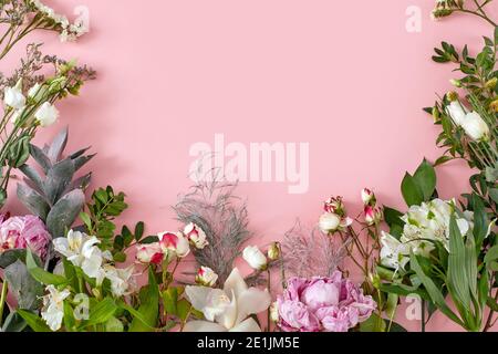 Weiße Blüten Alstroemeria Zweige und grünes Blatt auf pastellrosa Hintergrund mit Kopie Raum. Süße und schöne Tapete für Valentinstag oder Hochzeit b Stockfoto