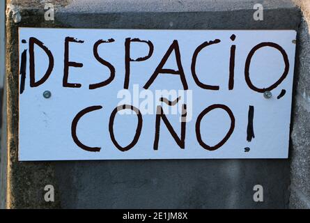 Nahaufnahme eines Schild mit einer Hand am Straßenrand, das auf Spanisch die Fahrer auffordert, Santander Cantabria Spanien zu verlangsamen Stockfoto