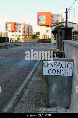 Ein Schild mit einer Hand am Straßenrand in spanischer Sprache fordert die Fahrer auf, Santander Cantabria Spanien zu verlangsamen Stockfoto