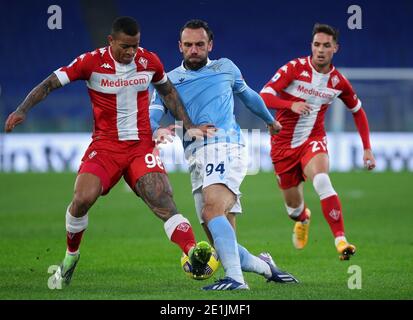 Igor Julio Dos Santos De Paulo von Fiorentina (L) vies für den Ball mit Vedat Muriqi von Latium (R) während der italienischen Meisterschaft Serie EIN Fußballspiel zwischen SS Lazio und ACF Fiorentina am 6. Januar 2021 im Stadio Olimpico in Rom, Italien - Foto Federico Proietti / DPPI / LM Stockfoto