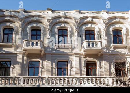 Ein großes Steingebäude mit vielen Fenstern Stockfoto