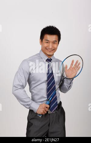 Ein Geschäft Training mit Mann spielen Badminton hochwertige Foto Stockfoto