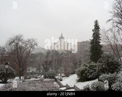 Madrid, Spanien. Januar 2021. Blick auf die Almudena Kathedrale vom 'Las Vistillas' Park während des Schneefalls des Sturms Filomena. Sturm Filomena trifft Madrid (Spanien), ein Wetteralarm wurde für kalte Temperaturen und schwere Schneestürme in ganz Spanien ausgegeben; nach Angaben der Wetteragentur Aemet wird voraussichtlich einer der schneesichersten Tage der letzten Jahre sein. © Valentin Sama-Rojo/Alamy Live News. Stockfoto