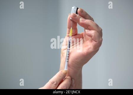 Nordhorn, Deutschland. Dezember 2020. Eine Spritze wird mit dem Corona-Impfstoff von BioNTech/Pfizer erstellt. Quelle: Sina Schuldt/dpa/Alamy Live News Stockfoto