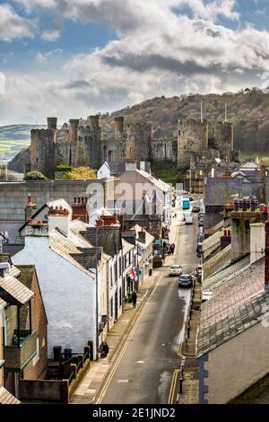 Conwy Castle Blick entlang der Castle Street über die Dächer der Stadt, Wales Stockfoto