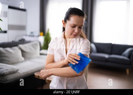 Ice Pack Kalt Komprimieren. Schmerzen Am Armgelenk Stockfoto