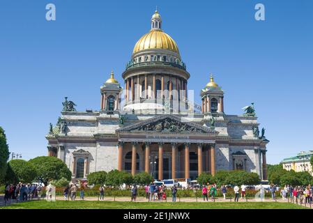 SANKT PETERSBURG, RUSSLAND - 23. JUNI 2019: Blick auf die Isaakskathedrale an einem sonnigen Junitag Stockfoto