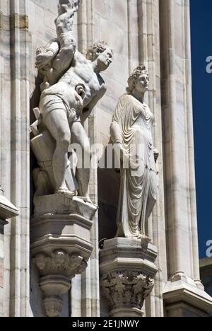 Skulpturen von Heiligen und biblischen Figuren an der Fassade des Mailänder Doms (Duomo di Milano), Mailand, Italien. Stockfoto
