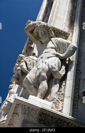 Skulpturen von Heiligen und biblischen Figuren an der Fassade des Mailänder Doms (Duomo di Milano), Mailand, Italien. Stockfoto